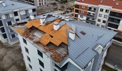 Fırtına binanın çatısını uçurdu, faciadan dönüldü