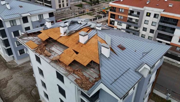 Fırtına binanın çatısını uçurdu, faciadan dönüldü