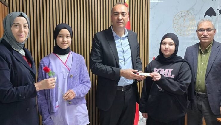 Gedizli öğrencilerden şiddete karşı anlamlı tepki