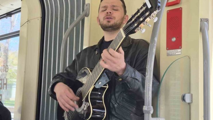Genç müzisyen gitarıyla tramvayda konser verdi