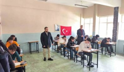 Gençler bilgileriyle umre için yarıştı