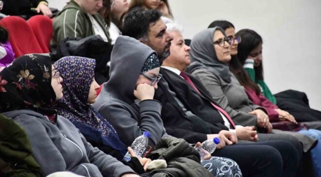 Gençlerin tarih konulu konferansa katılımı yoğun oldu