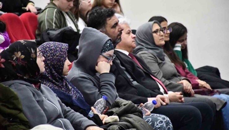 Gençlerin tarih konulu konferansa katılımı yoğun oldu