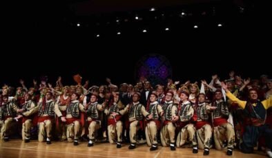 Halk Dansları Topluluğu sahnede folklor şöleni sundu