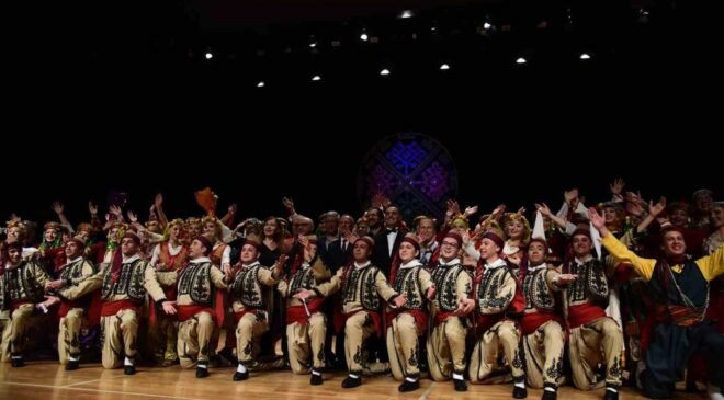 Halk Dansları Topluluğu sahnede folklor şöleni sundu