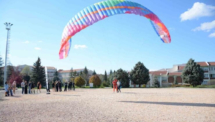 Havacılık sektörü uzmanları öğrencilerle bir araya geldi