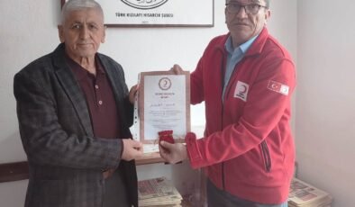 Hisarcık’ta 18 kez kan bağışı yapan esnafa bronz madalya