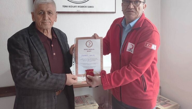 Hisarcık’ta 18 kez kan bağışı yapan esnafa bronz madalya