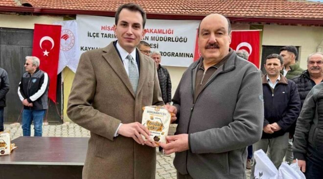 Hisarcık’ta arı üreticilerine fondan şekeri, çiftçilere korunga tohumu dağıtıldı