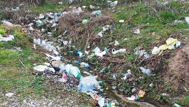 Hisarcık’ta çeşmenin çevresi çöplüğe döndü