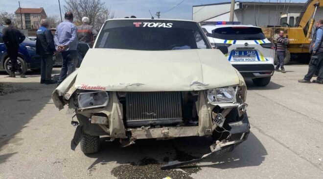 İki araç çarpıştı, 4 araç hasar aldı