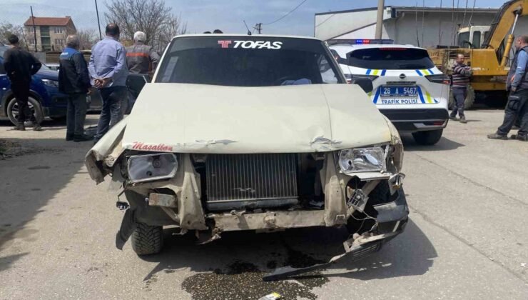 İki araç çarpıştı, 4 araç hasar aldı