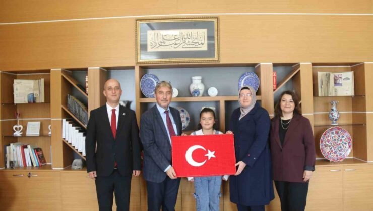 İl Milli Eğitim Müdürü Yılmaz Türkiye birincisi öğrenciyi tebrik etti