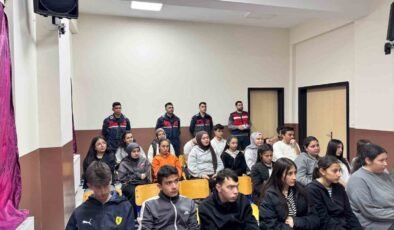 Jandarmadan öğretmen ve öğrencilere güvenli internet eğitimi