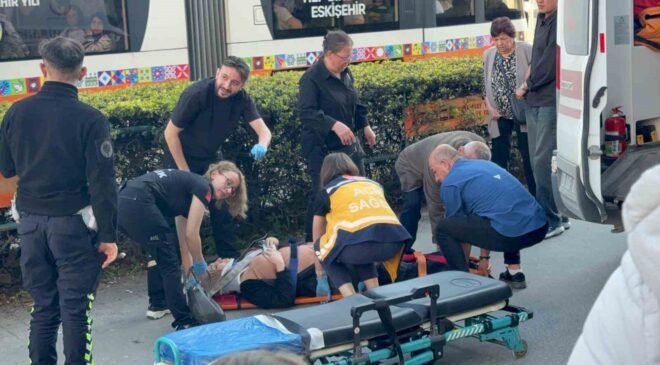 Kaldırıma çıkan araç yayayı ezdi