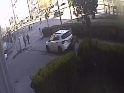 Kaldırımda yürüyen yayanın otomobilin altında kaldığı anın görüntüsü ortaya çıktı