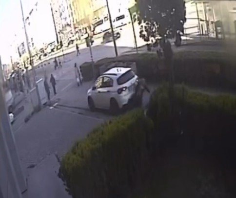Kaldırımda yürüyen yayanın otomobilin altında kaldığı anın görüntüsü ortaya çıktı
