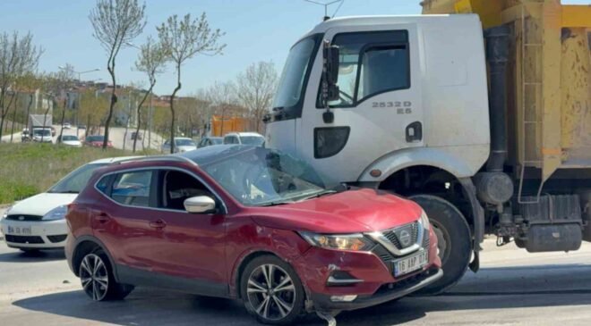Kamyonun sürüklediği otomobilden burunları bile kanamadan çıktılar
