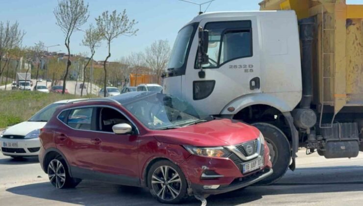 Kamyonun sürüklediği otomobilden burunları bile kanamadan çıktılar