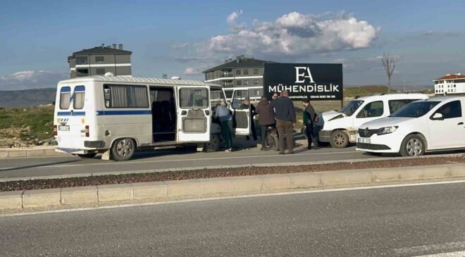 Kazadan sonra ters yöne giren minibüs hafif ticari araçla çarpıştı: 1’i çocuk 4 yaralı