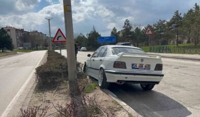 Kontrolden çıkan araç orta refüje çıktı, sürücü yaralandı