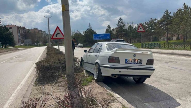 Kontrolden çıkan araç orta refüje çıktı, sürücü yaralandı