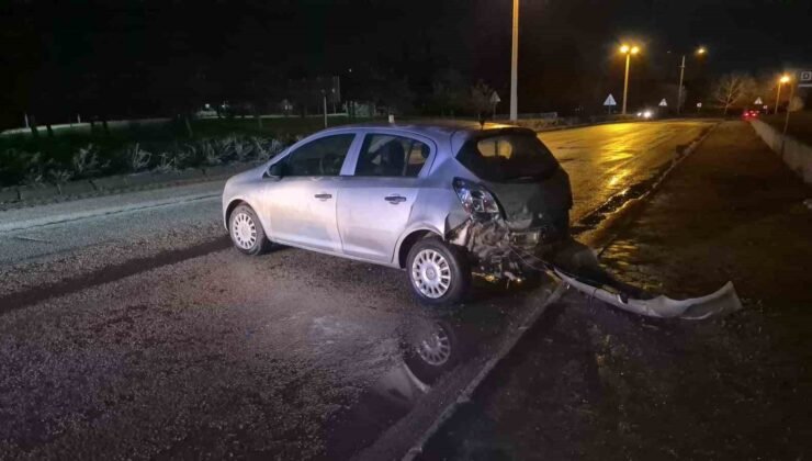 Kontrolden çıkan otomobil dönerek arkasını duvara çarptı