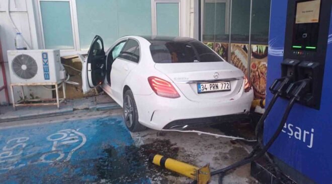 Kontrolden çıkan otomobil petrol ofisine daldı: 1 yaralı