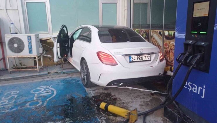 Kontrolden çıkan otomobil petrol ofisine daldı: 1 yaralı