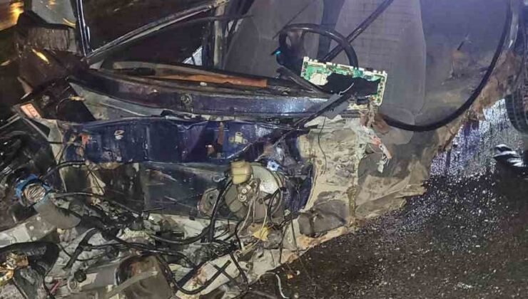 Köprü bariyerlerine çarparak parçalanan otomobilin sürücüsü hayatını kaybetti