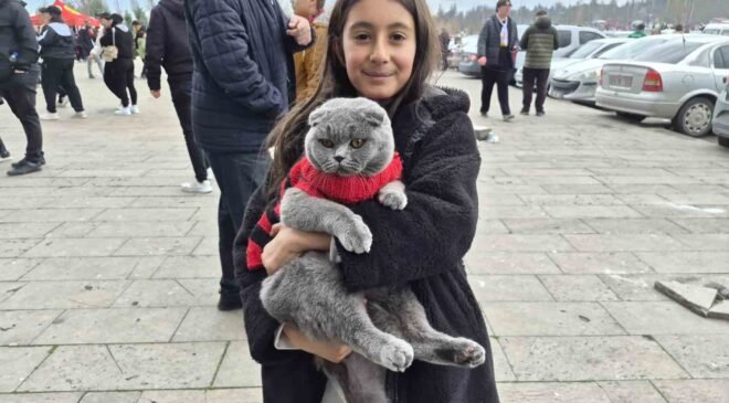 Küçük çocuk Eskişehirspor maçına kedisi ile geldi
