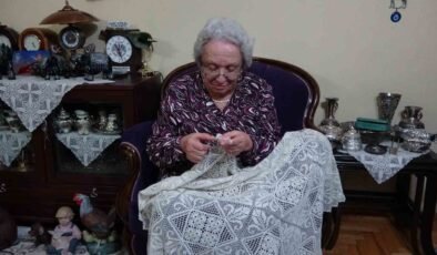 Kütahya’da 70 yıldır ilmek atan emekli öğretmenin azmi örnek oluyor