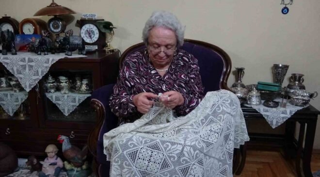 Kütahya’da 70 yıldır ilmek atan emekli öğretmenin azmi örnek oluyor