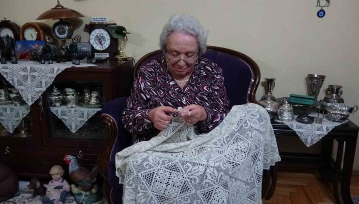 Kütahya’da 70 yıldır ilmek atan emekli öğretmenin azmi örnek oluyor