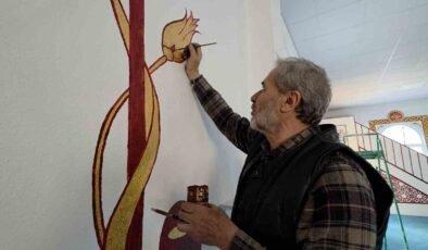 Kütahyalı imam görev yaptığı camileri hat ve nakkaş sanatı ile süslüyor