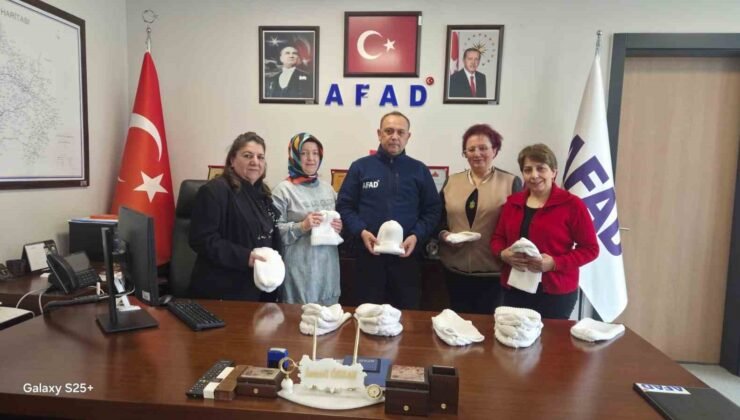 Kütahyalı kadınlar ördükleri bereleri AFAD’a teslim etti