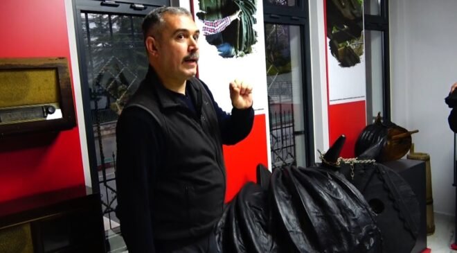 Kütahyalı öğretmenler Ahmet Uluçay müzesinde deri işleme sanatı hakkında bilgilendi