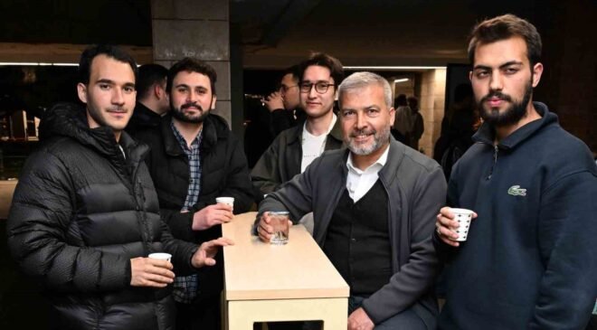 Kütüphanede sınavlara hazırlanan öğrencilere Anadolu Kafe’de sıcak mola