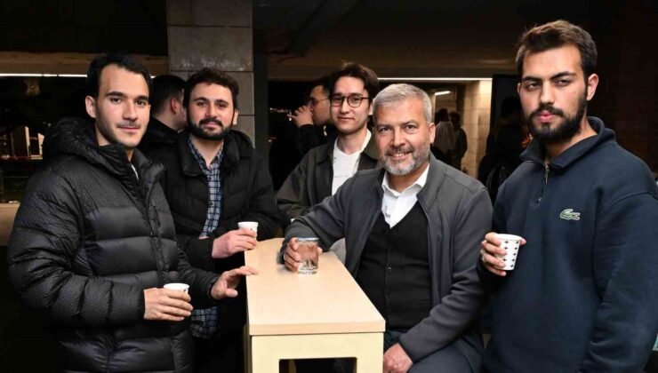 Kütüphanede sınavlara hazırlanan öğrencilere Anadolu Kafe’de sıcak mola