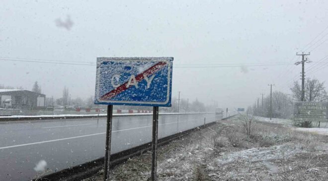 Lapa lapa yağan kar ilçeyi beyaza bürüdü