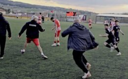 Maç sonunda saha içi bir anda ringe döndü