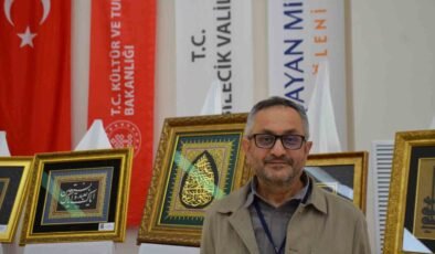 Mesai saatleri haricinde naht sanatını icra ederek, cami ve türbelere hat tabloları yapıyor
