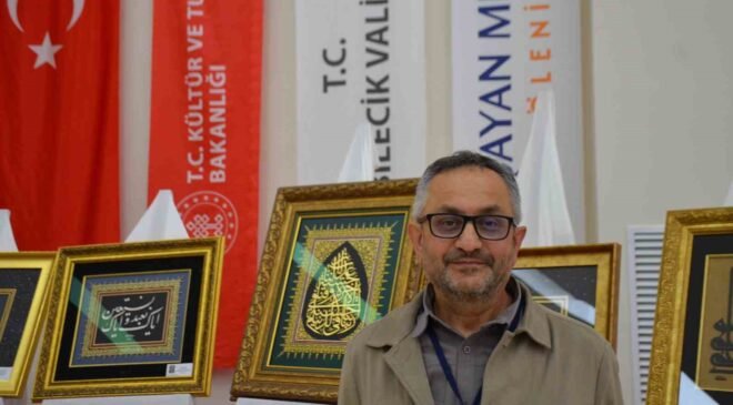 Mesai saatleri haricinde naht sanatını icra ederek, cami ve türbelere hat tabloları yapıyor