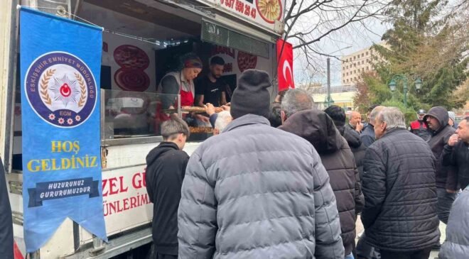 Mevlit çıkışı vatandaşlara lokma ikramı