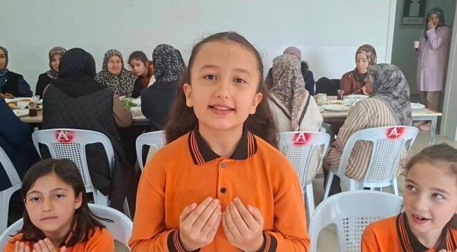 Minik Birsen’in yemek duası gönülleri fethetti
