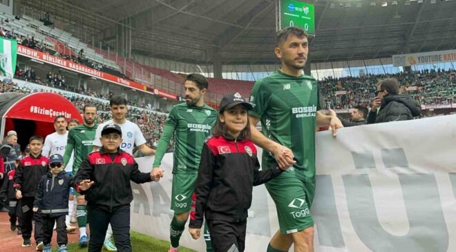 Minik taraftarlar Polis Haftası kapsamında üniforma ile sahaya çıktı