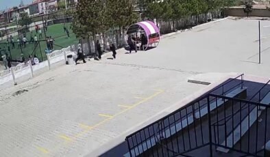 Minik yüreklerin polise yaptığı jest kalpleri ısıttı