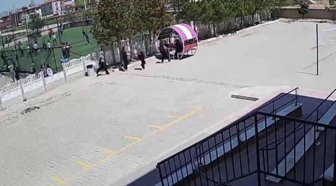 Minik yüreklerin polise yaptığı jest kalpleri ısıttı