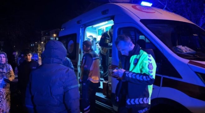 Motosiklet traktörün altında kaldı, sürücüsü araçtan atlayarak kurtuldu