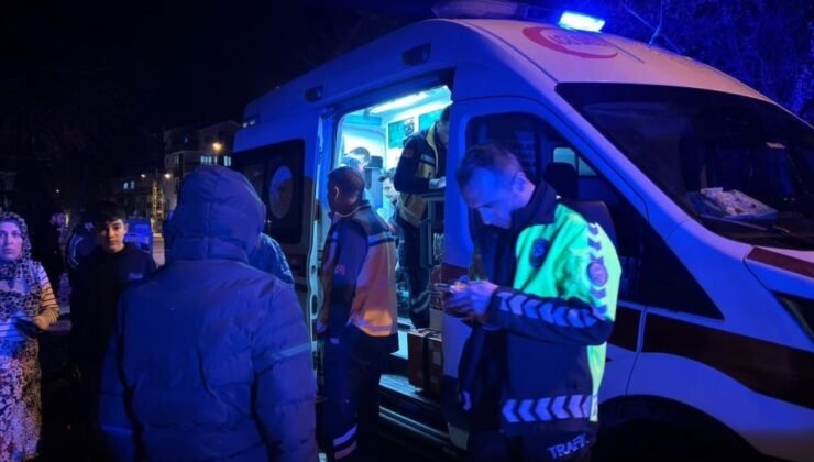 Motosiklet traktörün altında kaldı, sürücüsü araçtan atlayarak kurtuldu